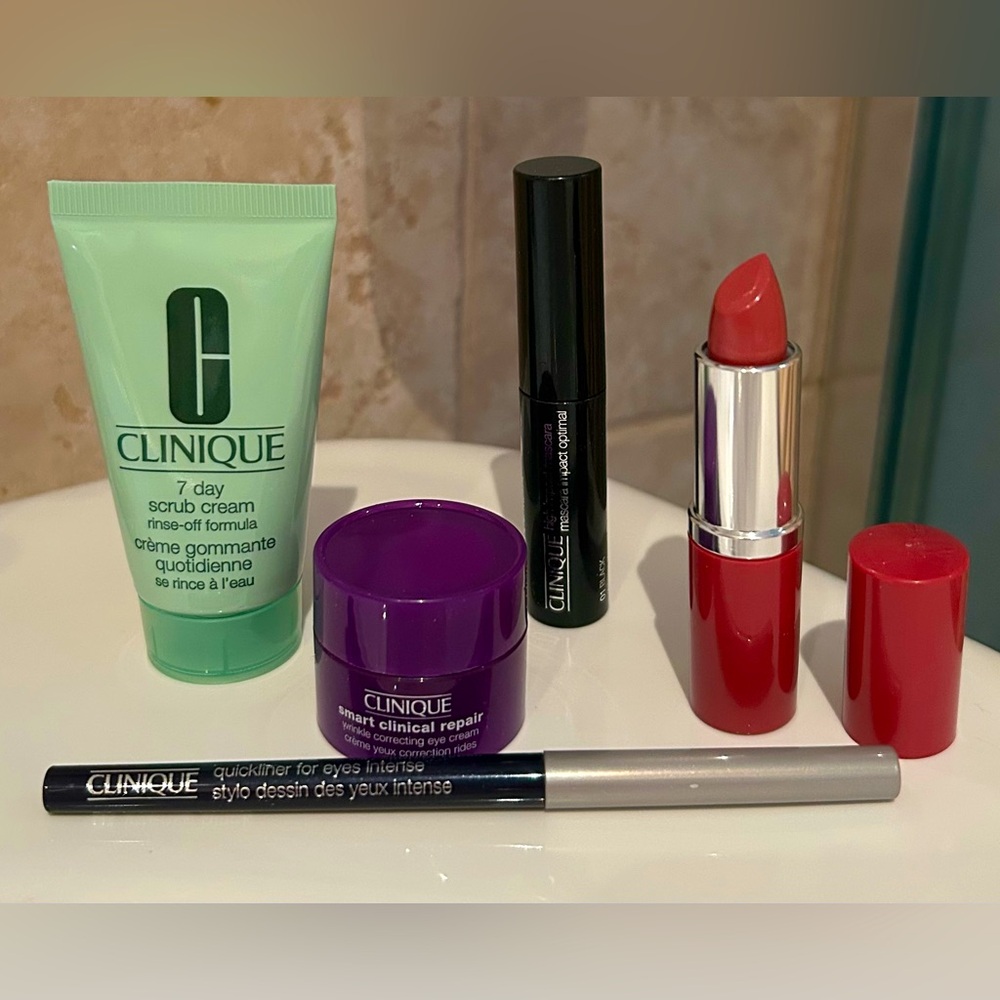 CLINIQUE BUNDLE 5 Clinique products and Includes FREE cosmetic bag.